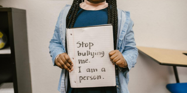 Affrontare il bullismo: Un approccio completo per sostenere le vittime e rieducare i bulli